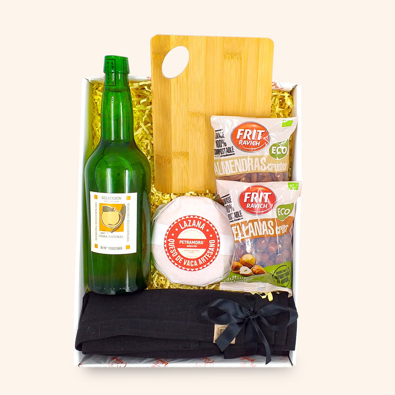 Cesta Gourmet Asturiana con sidra, queso vidiago adobado, miel, nueces, avellanas y miel. Incluye delantal de lino Kardelen.