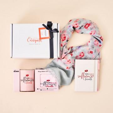 Regalo de cumpleaños para madres influencers: pañuelo de cuello, taza, calcetines y libreta a juego, en color rosa.