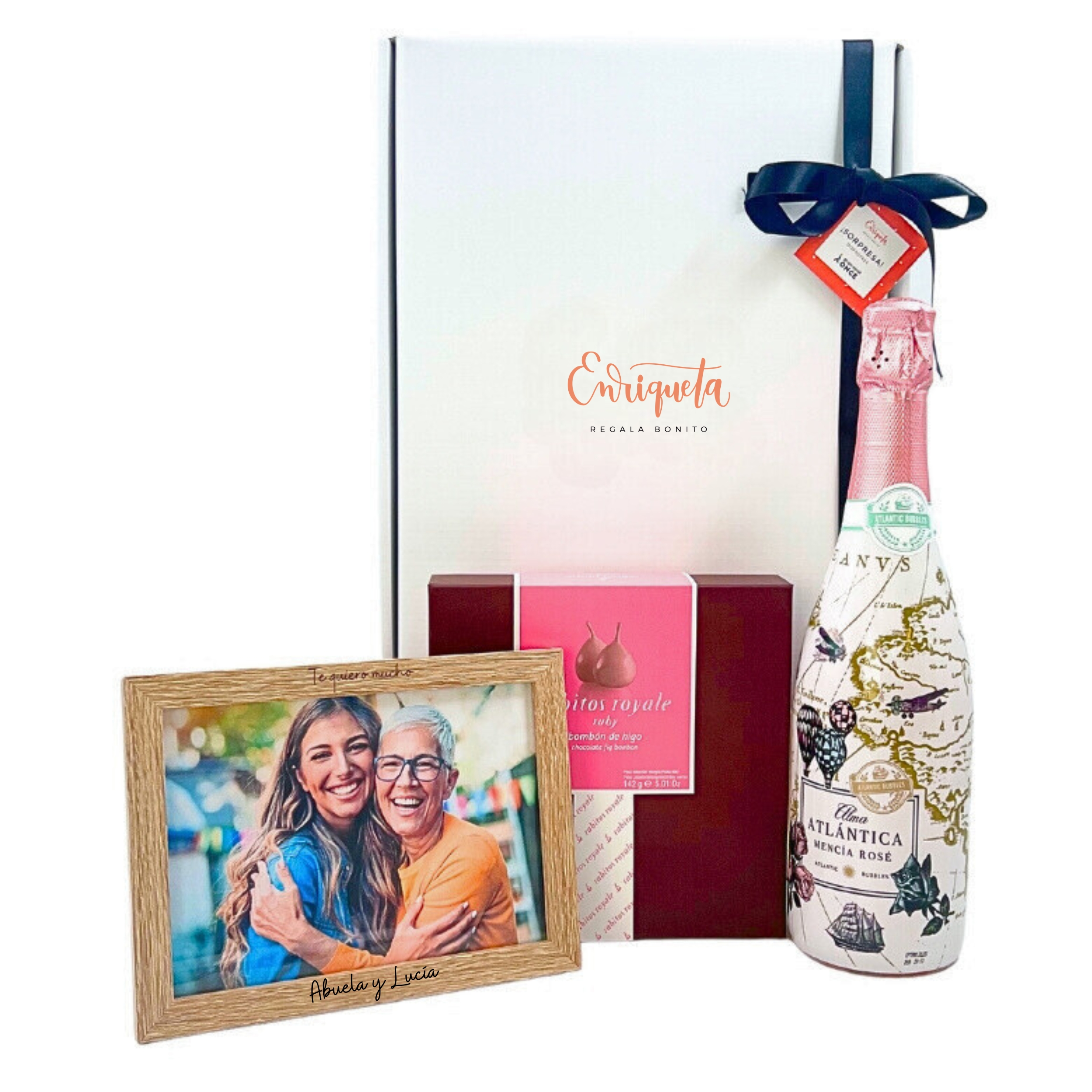 Imagen caja de regalo blanca con lazo negro con el logo de Enriqueta, con marco de fotos de madera personalizado, bombones  y botella de vino espumoso image number null