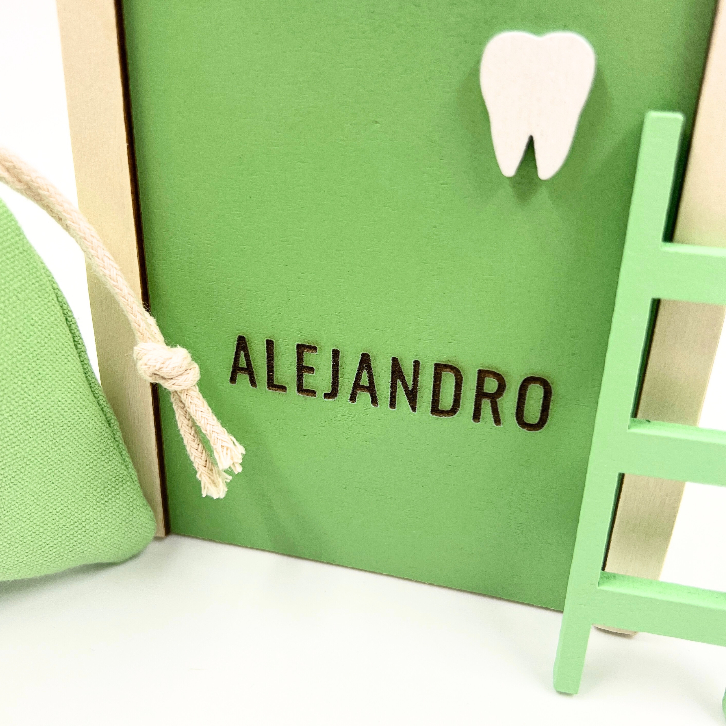 Puerta del Ratoncito Pérez, saco para dientes y escalera en color verde personalizada con el nombre de Alejandro image number null