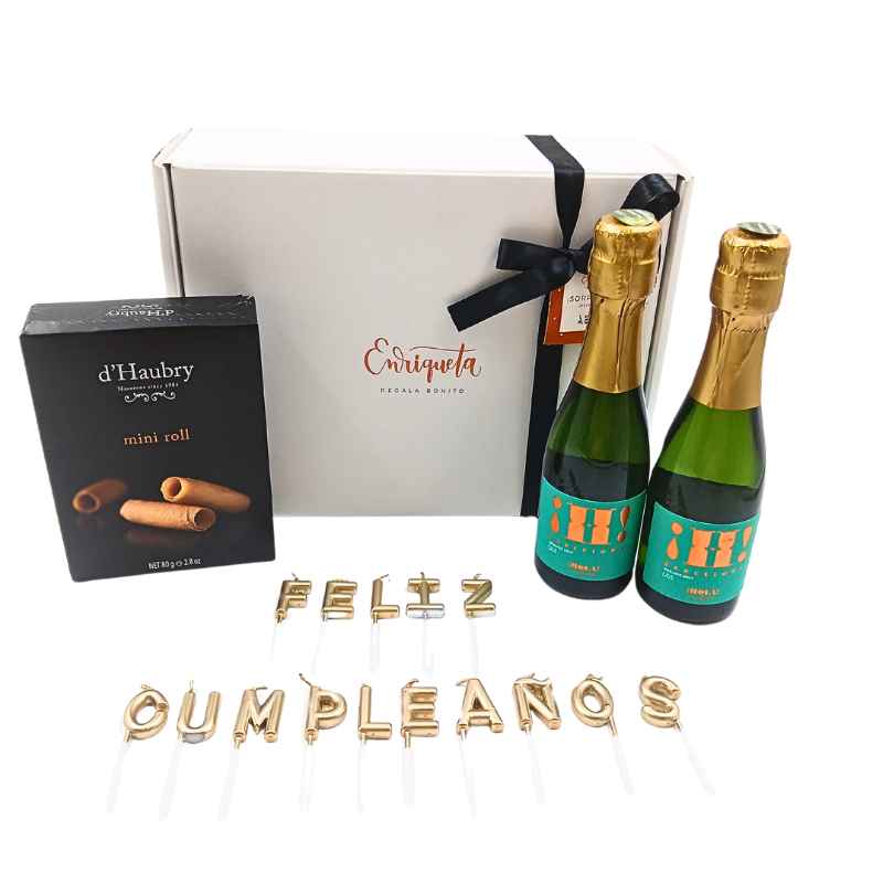 Caja blanca de regalo, caja de mini roll, dos botellas de cava y velas de letras que forman la frase feliz cumpleaños image number null